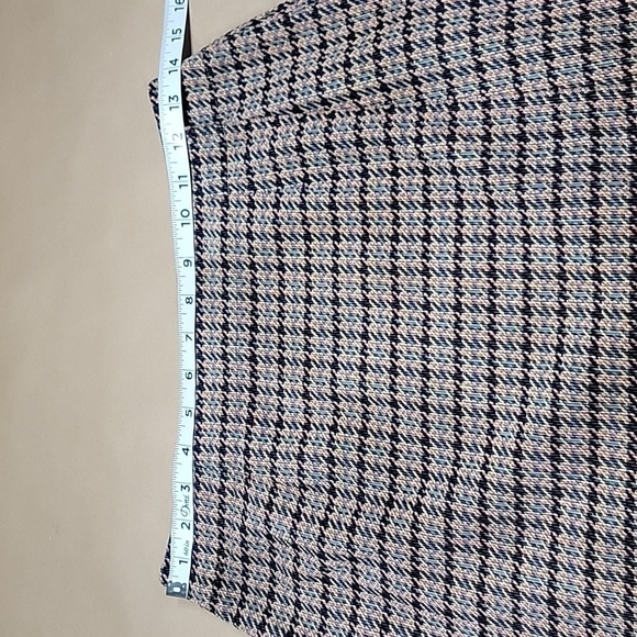 The Limited Size 2 Houndstooth Plaid Wrap Mini Skirt, Excellent Used Condition - Picture 4 of 10